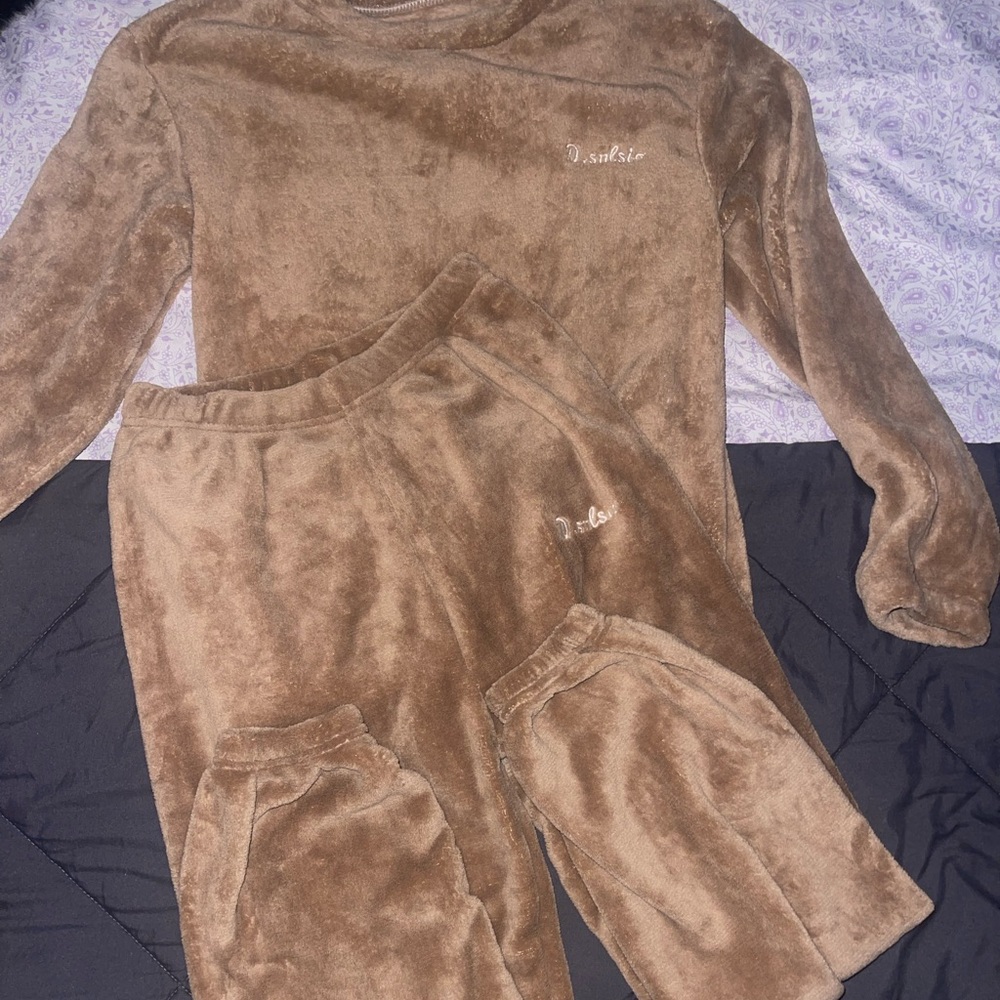 Off brand sweat suit. Cheaply made never been worn size xsmall-small